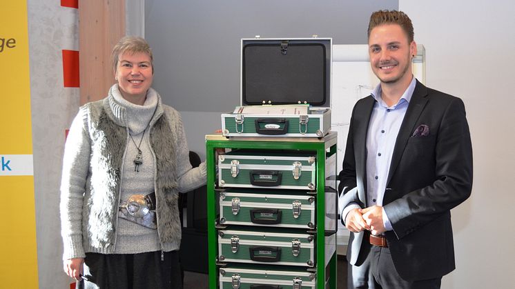 Birgit Zwicknagel vom Verein NH-HH-Recycling übergab den Lernzirkelwagen an Tobias Marschner, den Bayernwerk-Ausbildungsleiter in Oberbayern.