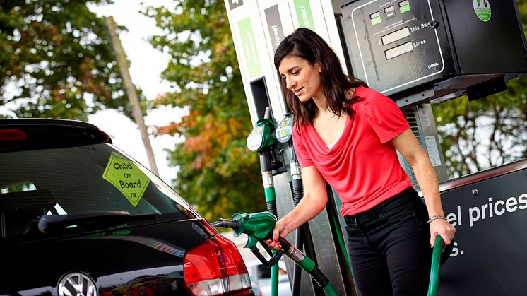 Petrol to fall to £1 a litre for Christmas as oil goes below $40