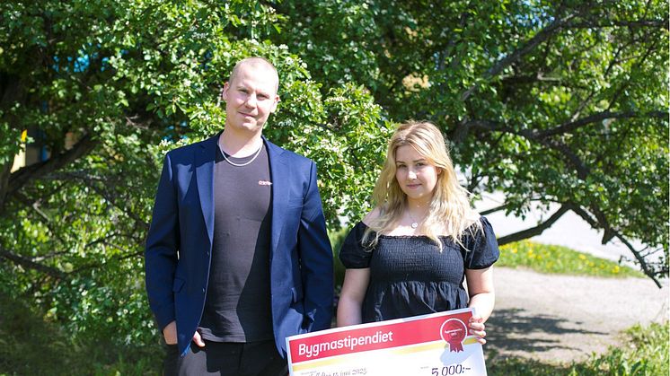 Byggeleverna Selma Asplund och Liam Hjalmarsson (saknas i bild) vid Anderstorpsgymnasiet i Skellefteå har tilldelats Bygmastipendiet 2023.