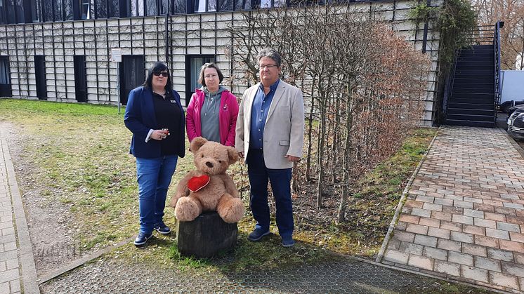 Sabrina Stock und Jens Lehmann von der Firma RINK übergeben an Kerstin Stadler (Mitte) die 5.000 Euro Spende 