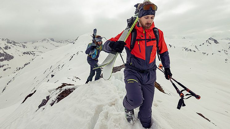 Die eigene Kraftspüren, ganz nah an der Natur sein: Skitouring. Mach' dich auf den Weg mit der Narvik-Kombi von Maier Sports. 