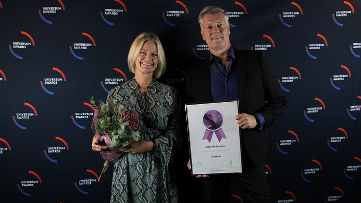 Eva Kristensson och Peter Mellin från Sodexo tar emot priset av Universum