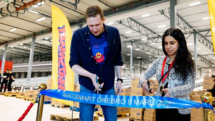 Matsmarts vd Karl Andersson inviger e-handelns nordiska lager tillsammans med Nina Mola, svensk mästare i maträddning 2021