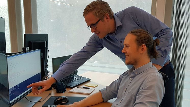 Jonas Sponås (stående) er til vanlig IKT driftsansvarlig ved EcoOnline. Det siste året har han i tillegg fungert som faglig leder for lærling Hans Christian Forman Fasmer. 