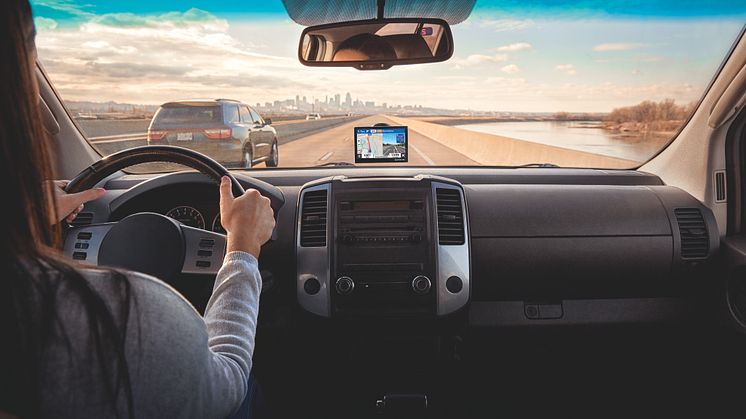 En tillförlitlig och lättanvänd GPS med elegant högupplöst pekskärm i glas, snygg design och trafikinformation i realtid som förenklar din körning.