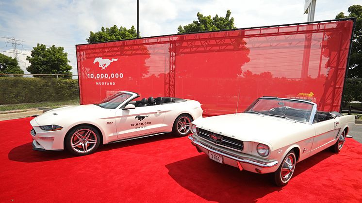 MUSTANG NUMMER 10 000 000: Akkurat som den første Ford Mustangen som ble serieprodusert i 1964 er bil nummer 10 millioner også en hvit kabriolet. 