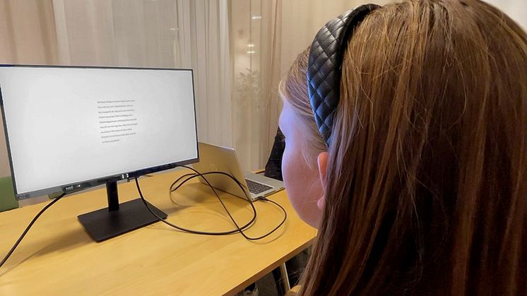 AI-verktyget mäter elevens ögonrörelse med hjälp av kamera placerad i listen på skärmen, samtidigt som eleven läser.