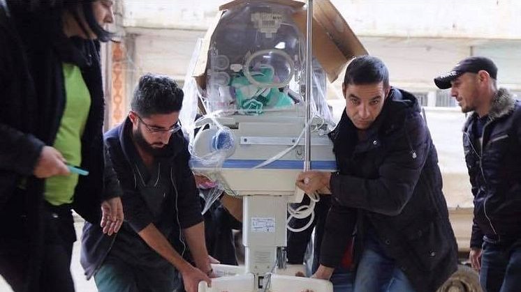 ​Sjukvårdsutrustning bärs in till ett sjukhus i staden Hasaka, Syrien. Hit söker sig många flyktingar för att få vård efter hemska attacker och oroligheter i främst städerna Grespi och Sarikaani.
