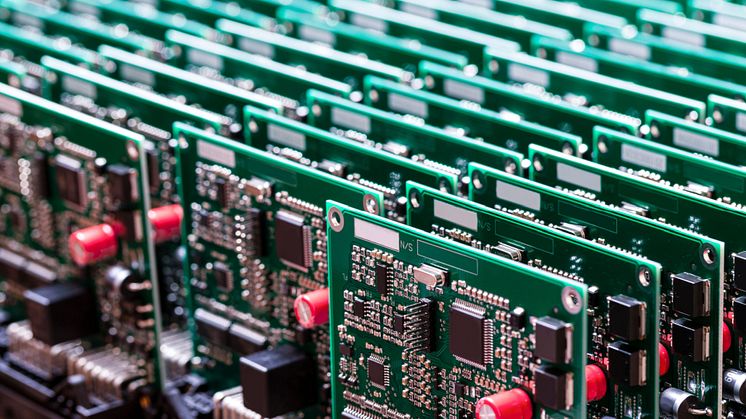 The term printed in printed circuit boards (PCB) originates from the early days, when conductive traces were etched using paper stencils – very similar to printing technology. Today, photochemistry is used. (©Dmitry Morgan/Shutterstock.com).