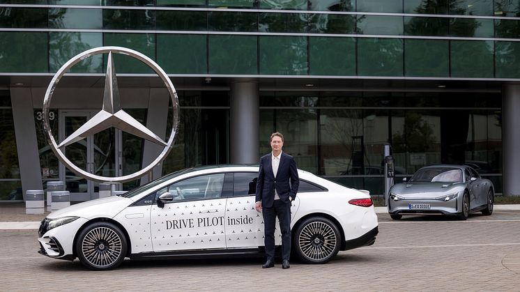 Vi har valt att bli våra egna systemarkitekter genom att skapa ett system som får full tillgång till alla bilens funktioner , säger Mercedes-Benz koncernchef Ola Källenius.
