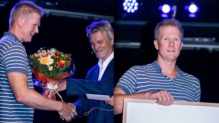 Cappelen Damms Tom Harald Jenssen overrekker prisen til forfatter Tore Kvæven (Foto: Lina Hindrum / Cappelen Damm)