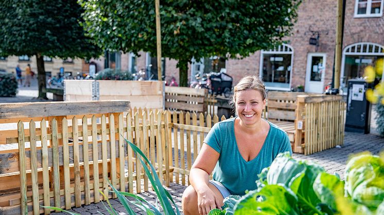 Projektledare Susanne Thorsson bygger upp en miljö på Rådhustorget för att uppmärksamma att Falkenbergs Matdagar inte ställer in utan ställer om. Foto: Caroline Andersson