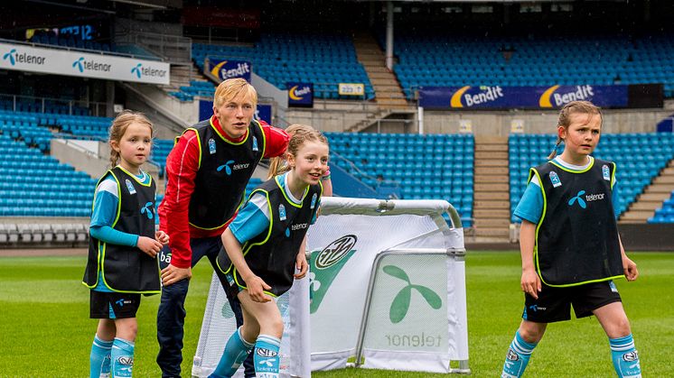 En del av opplegget rundt Telenor Xtra er at unge spillere får møte etablerte spillere. Her i aksjonen sammen med landslagets Birger Meling. (Foto: Norges Fotballforbund)