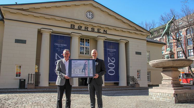 Frimerkedirektør Halvor Fasting (til venstre) og Per Eikrem, som er  direktør for kommunikasjon, marked og stab i Oslo Børs, viser fram frimerket som gis ut for å markere børsens 200 år. Foto: Morten Isebakke Lyse