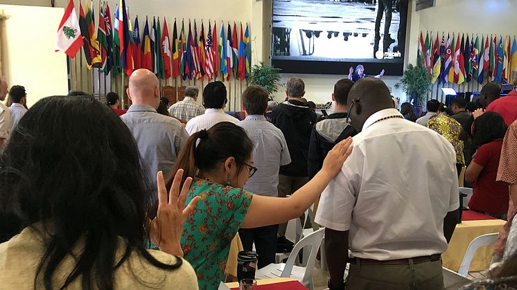 Bön under den globala missionsrörelsen Micahs möte i Filippinerna 2018 där Svenska missionsrådet deltog.