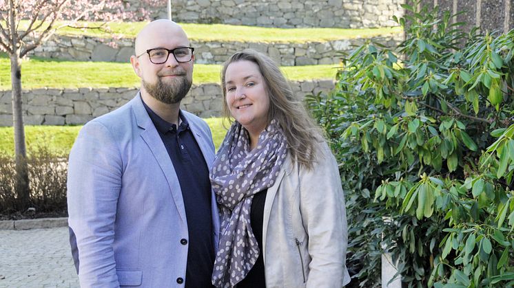 Gustav Elowson och Anna Gunnervik leder interkulturellt centrums arbete med att slussa nyanlända ut i utbildning i Partille kommun.