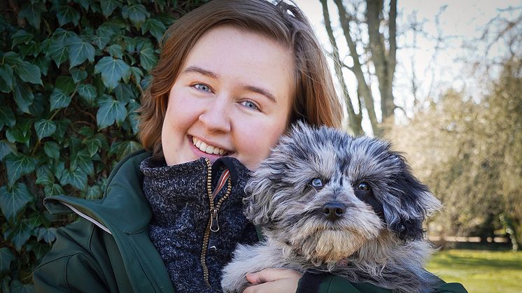 Emma Almquist och Sveland Djurförsäkringar är tillbaka med en ny säsong av podden Husdjurspodden - din djurkompis i poddvärlden. Foto: Sveland Djurförsäkringar