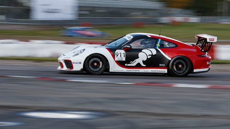 Porsche Sverige bekräftar idag att satsningen på gästförare i Porsche Carrera Cup Scandinavia fortgår under säsongen 2020. Först ut att köra den välkända gästbilen, en Porsche 911 GT3 Cup med startnummer 911, är Rasmus Lindh som följs av Tom Blomqvis