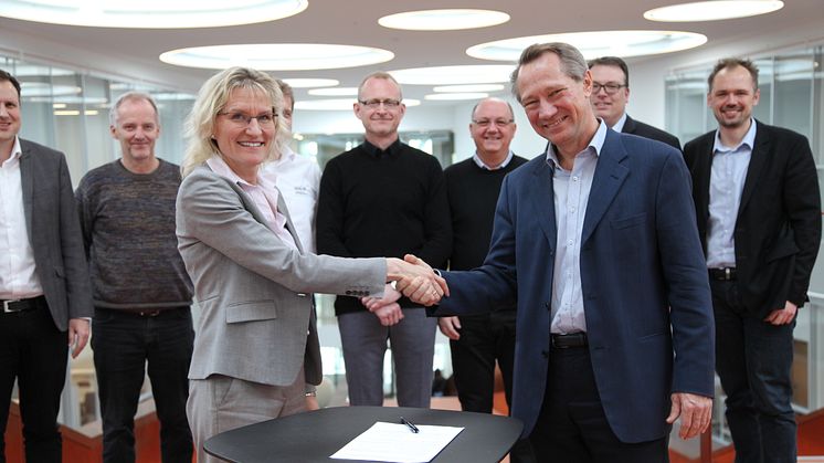 Helene Egebøl og Henrik Bindslev trykker hånd på SDU og Schneider Electrics nye aftale