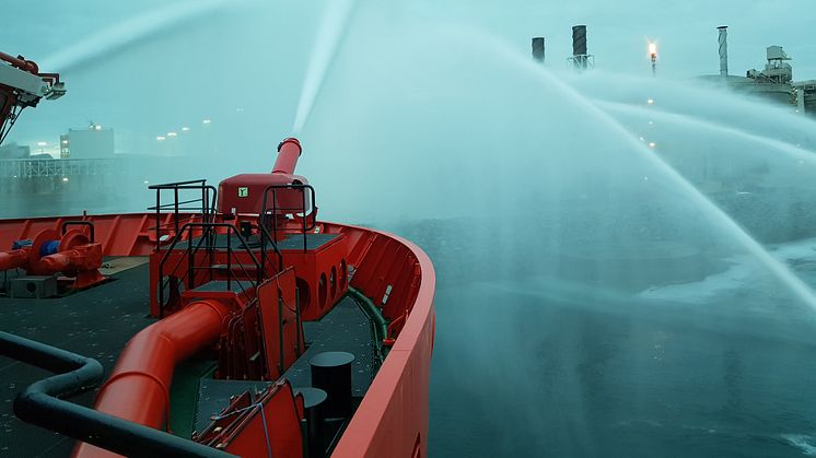 The ‘Esvagt Aurora’ is equipped with two state-of-the-art and powerful Fi-Fi cannons (fifi = fire fighting, red.), which are able to “shoot” 2 x 60,000 litres of water per minute at a distance of 180 metres and a height of 110 metres.