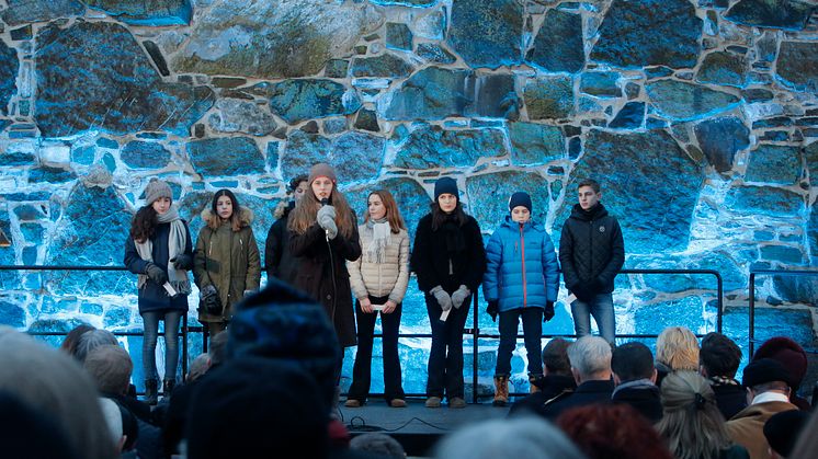 Ungdom fra Det Mosaiske Trossamfund leser opp navn på norske jøder som ble ofre for den nazistiske utryddelsespolitikken. Foto: HL-senteret