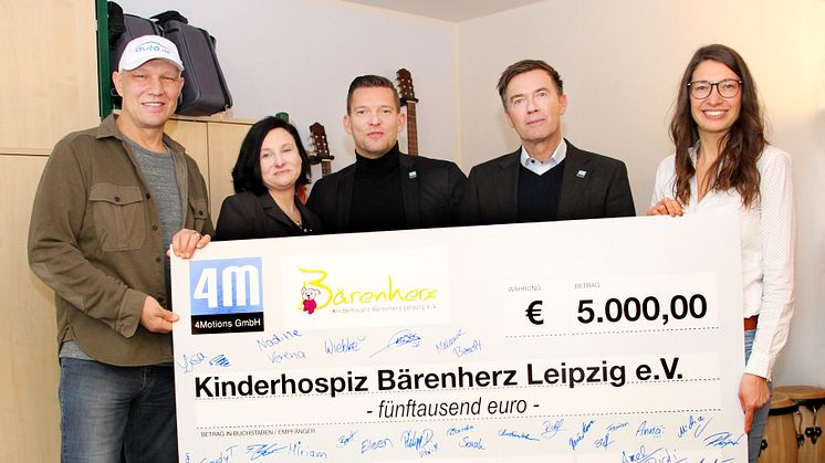  4Motions GmbH spendet 5000 Euro: Ex-Boxprofi Axel Schulz bringt Fröhlichkeit mit