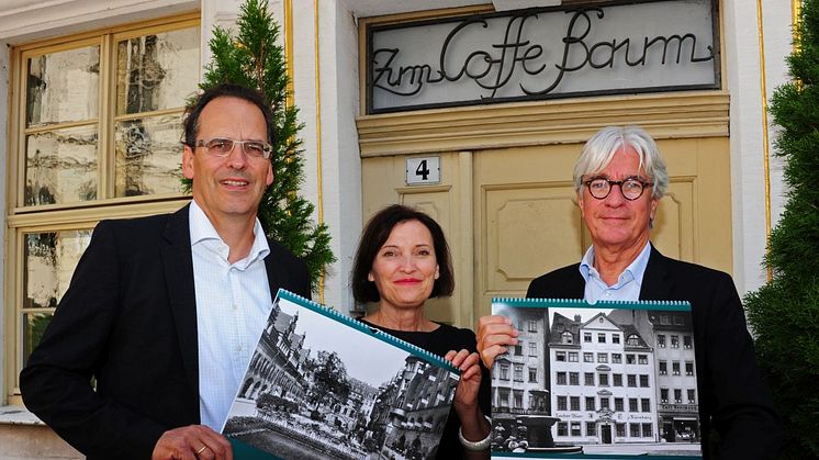 Volker Bremer und Marit Schulz (LTM GmbH) präsentieren gemeinsam mit Dr. Volker Rodekamp (Stadtgeschichtliches Museum Leipzig) vor dem Coffe Baum den Historischen Kalender 2017