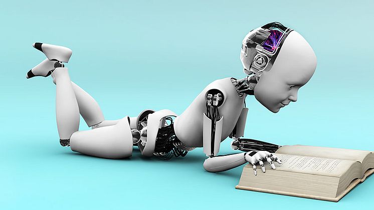Robot i form av ett barn som läser en bok. Källa: Shutterstock