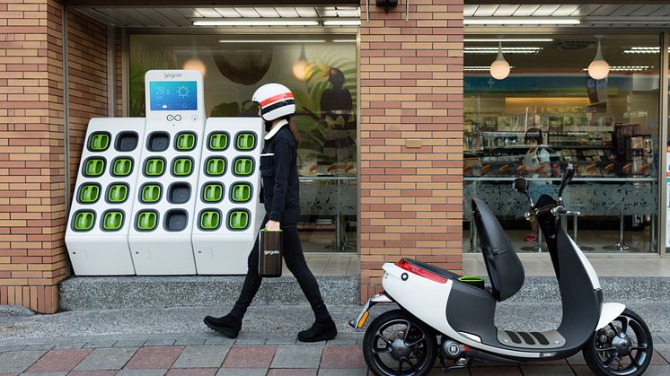 A user changing their battery at a Gogoro battery-swapping station