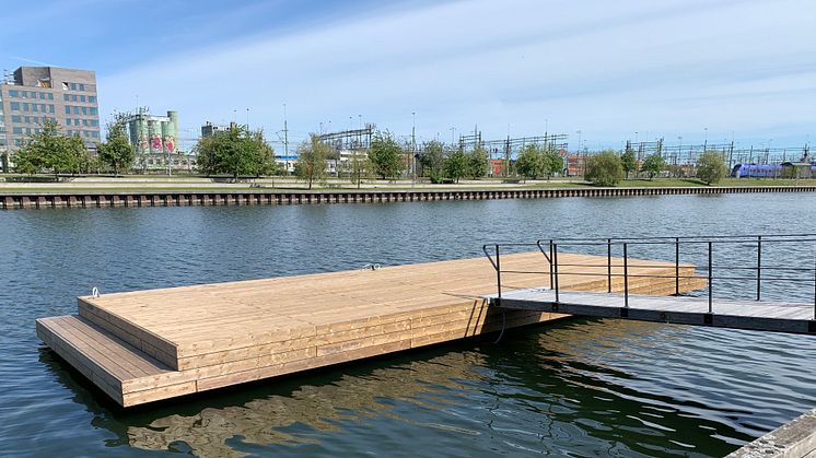 Nya flytbryggan vid Bastion Uppsala för fiske och avkoppling.