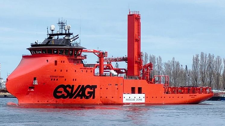 The weather in the North Sea required a modification of ‘Esvagt Dana and the vessel has become four meters wider. At the same time, the gangway system has been re-designed so that it is stepless and can access the different heights on the North Sea’s