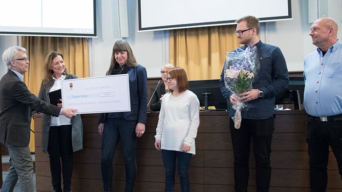 Lennart Bondeson (KD), kommunalråd, delar ut prischecken till Eva Jöbo, Margareta Dahlén, Kamila Rzemiszewska, Daniel Askerlund och Jörgen Beyron.