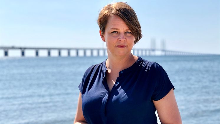 Katrin Stjernfeldt Jammeh framför Öresund. Foto: Hanna Ortman