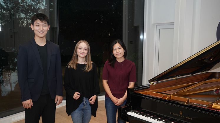 Spente finalister: Zifan Ye, Aleksandra Swigut og ﻿Fuko Ishii er klar for den forrykende finalen i Edvard Grieg Internasjonale Pianokonkurranse (foto: Dag Fosse)