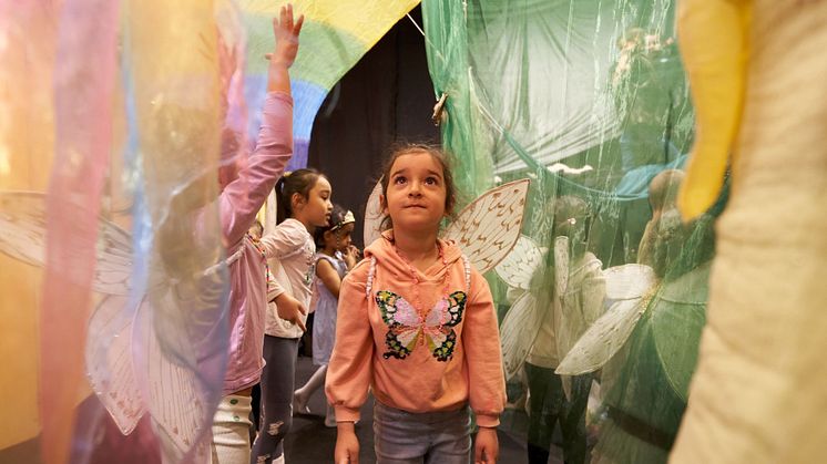 Göteborgs Stad har fått sin första kulturlots som nu medverkat i den första lokalförmedlingen som gör att 700 förskolebarn och pedagoger kan uppleva en inlevelseutställning i Gamlestaden. Foto: Tillitsverket 