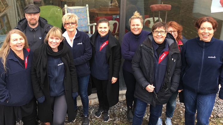 Ett glatt gäng Sodexomedarbetare som volontärarbetade på Stockholms Stadsmissions produktion- och insamlingsenhet i Sätra tidigare i år. 