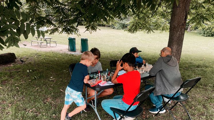  Vårt samarbete med Kristineberg Schackklubb är en stor satsning i vårt arbete med att skapa en naturlig, trygg och lustfylld mötesplats tvärs över generationer i våra kvarter.