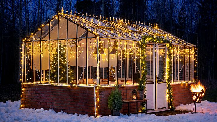 Vem har sagt att julen börjar i december? På Rusta är det fritt fram att gå loss bland belysning, granar, pynt och textilier långt tidigare!