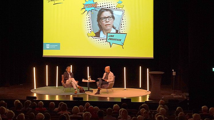 Författaren Lena Andersson på scen med Lars Mogensen.