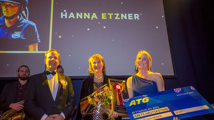 Hanna Etzner, Årets hästskötare, fick ta emot priset av Tobias Mattsson, Ryttargalans jury, och Maria Guggenberger, ATG, på Ryttargalan. Foto: Roland Thunholm