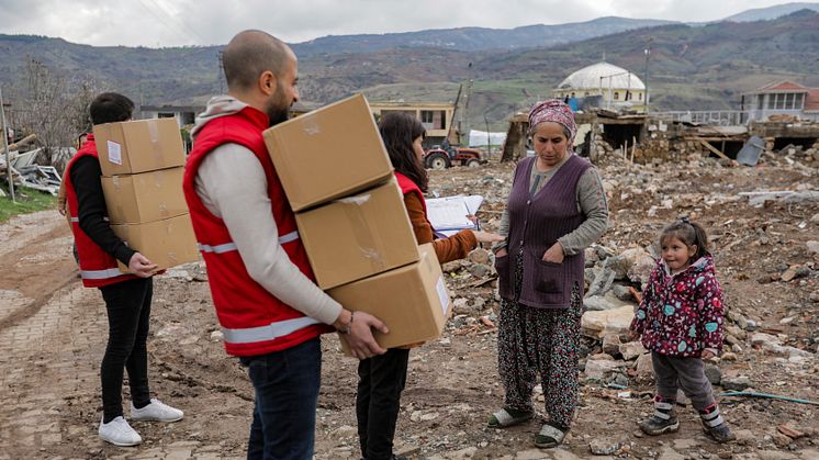 Rädda Barnen distribuerar bland annat hygienkit samt presenningar och filtar, till jordbävningsdrabbade regioner i Turkiet och Syrien. 