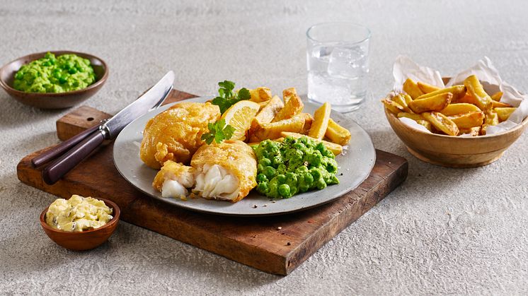 Fredag 2. juni gjør britene stas på sin ubestridte nasjonalrett - da feirer de National Fish & Chips Day! 