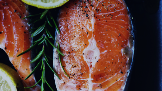 Det sägs ofta att riktat foderfiske i Östersjön drivs av svensk konsumtion av norsk odlad lax. Så är det inte.