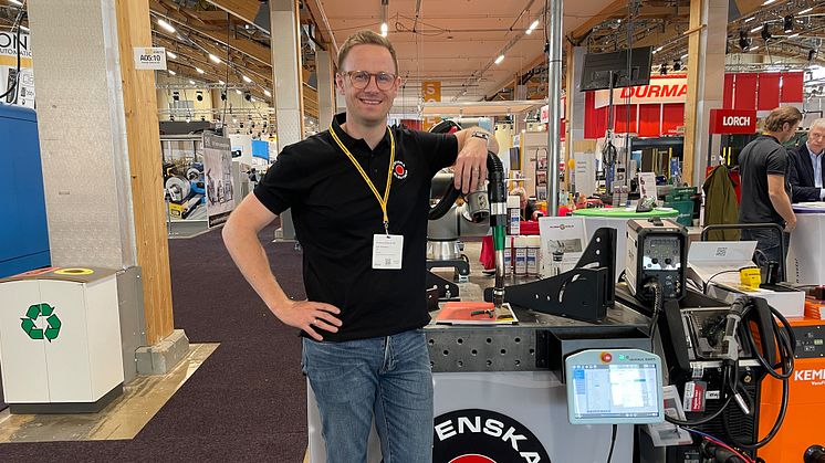 Karl Ericsson framför en kollaborativ svetsrobot från Universal Robots.
