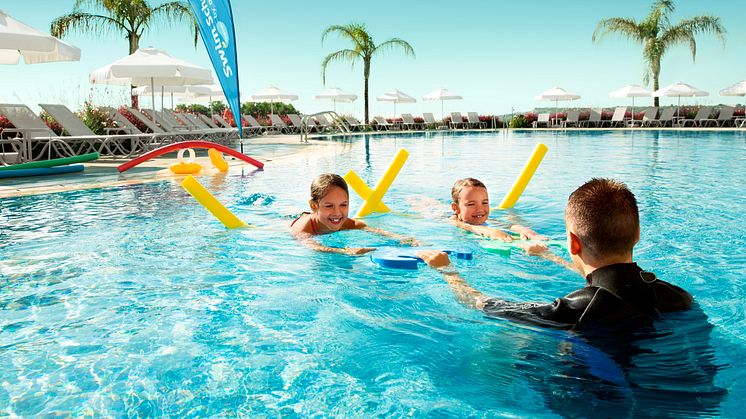Flere børn lærer at svømme på ferien