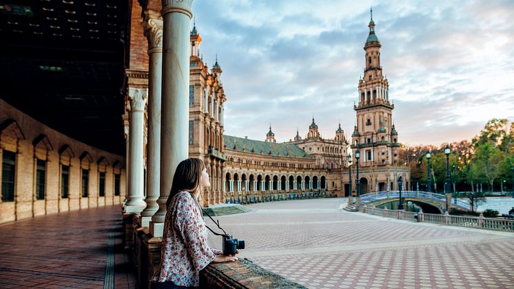 Turist vid Plaza de Espania i Sevilla. Foto: Getty images.