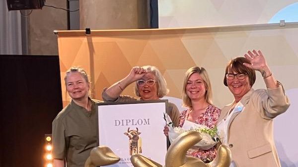  Ninnie Gustafsson, Anna Egonsson och Charlotta Dambert tar emot priset för Bästa seniormatglädje. 