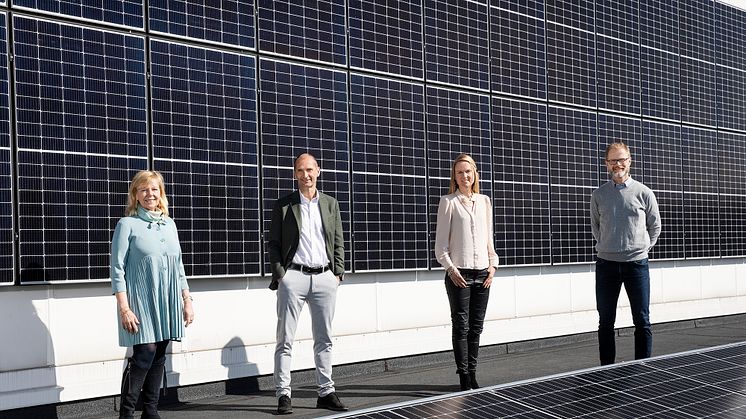 Agneta Kores, Rasmus Bergström, Susanne Hägglund och Axel Thegerström Edh på Essitys tak där 446 solpaneler installerats.