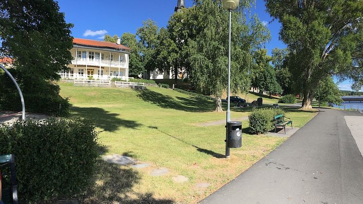 Generationsparken ligger mellan Församlingshemmet och Strandpromenaden i Lindesberg.