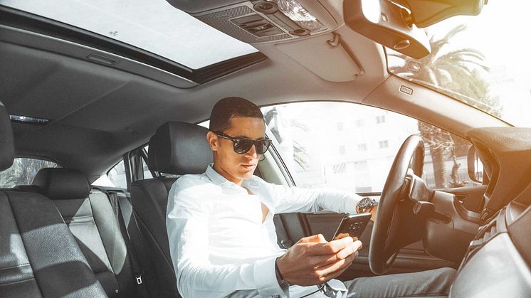 Obwohl 94 Prozent der deutschen Autofahrer die Nutzung eines Handys am Steuer als Gefahr einschätzen, nutzt es während der Fahrt jeder achte zum Lesen und Schreiben von Nachrichten und jeder sechste zum Telefonieren ohne Headset.